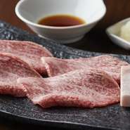 薄切りサーロインをさっとあぶって、おろしポン酢でさっぱりと。リピーター続出の人気メニューです。