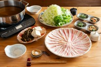 「某ブランド豚の皮付きバラ」がおススメです！！皮付きならではの食感と甘みを是非味わってください。
