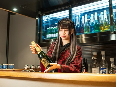 華やかな和装のスタッフが出迎える非日常的空間