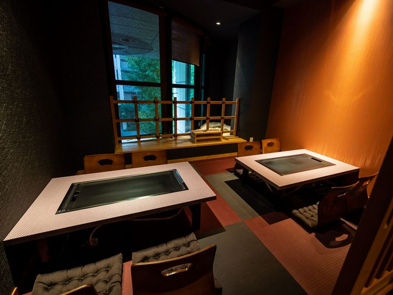 4〜8名で利用可能な半個室も完備