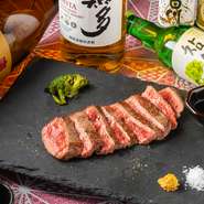 愛知県産の国産和牛「知多牛」を鉄板で焼き上げる、贅沢な逸品。レアめに仕上げた柔らかなお肉を、厳選された塩やソースでシンプルに楽しめます。自身で鉄板を使い、焼き加減を調整できることも嬉しいポイントです。
