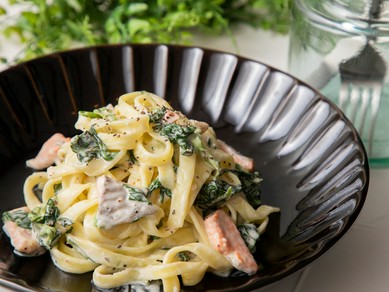 重くないこだわりの麺が決め手！『霧島サーモンとほうれん草のクリームパスタ』