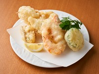 海の幸。海老、イカ、お野菜等が入った、贅沢なイタリアの天ぷら。