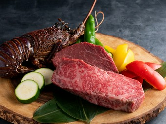 見応え抜群の伊勢海老は必見。臨場感満点の鉄板焼きで楽しむ『海鮮』