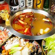 2種類のスープを調合する薬膳鍋
佐賀県産みつせ鶏のガラ、丸鶏、数十種類もの食材・薬膳の出汁を抽出したスープで食する鍋。スープは素材の味を引き出し、食材を入れて煮るだけでそのまま食べることができます。