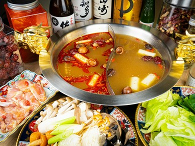 数十種類もの食材・薬膳の出汁を抽出したスープで食する鍋。