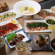 美人鶏の薬膳スープ
本日の一品料理
本日の鳥刺し
みつせ鶏の唐揚げ～極上山椒～
大根鬼おろし
ホルモン盛り合わせ
香草焼き
鬼焼き
ささみマヨ
幻の豚”あぐー豚”のカルビ
〆の鶏そば（塩or醤油）
本日のデザート