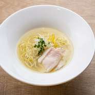 元某有名ラーメン屋店長の経歴を持つ料理長が究極の鶏そばを作り上げました。無化調で仕上げた極上のスープとこだわった麺の自慢の一品をぜひご賞味あれ。