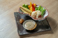 店主が厳選した季節野菜を特製のソースでお召し上がりいただく一品