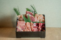数あるブランド鶏の中から佐賀県産みつせ鶏を選びました。
低脂肪でありながら肉質は柔らかく、風味が豊かで旨味成分をしっかりと含み安全性が高い事が特徴です。