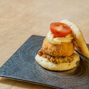 みつせ鶏のチキンカツを使い食べやすいサイズでコンパクトにまとめた一品。
このサイズに旨みがギュッと詰まっています。