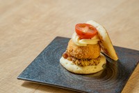 みつせ鶏のチキンカツを使い食べやすいサイズでコンパクトにまとめた一品。
このサイズに旨みがギュッと詰まっています。