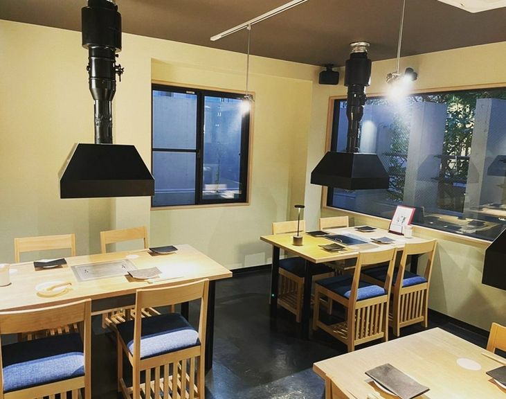 カウンター7席、テーブル4名×3席