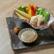 店主が厳選した季節野菜を使った特製のソースでお召し上がりいただく一品。