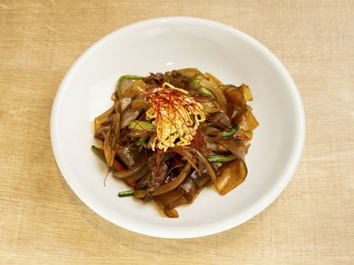 本場の味わいを存分に『もちもち平麺のチャプチェ』