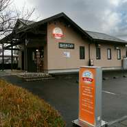 お店の前には駐車スペースを広く取り、入り口の階段脇にはスロープを設けています。「小さなお子様を連れた方も、ご年配の方もご家族皆で一緒にお越しください」と話します。