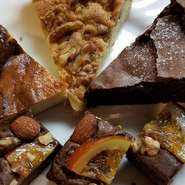 『チーズケーキ』や『ガトーショコラ』なども、一つ一つ丁寧につくられています。新鮮な卵と牛乳、香ばしいナッツにドライフルーツをたっぷり使った濃厚で素朴な味わいに感動。