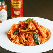 自家製トマトソースにケチャップを足すことで、旨みや酸味が加わります。生パスタは、太さから指定したオリジナルの麺。粘度のあるソースがしっかりと絡みます。