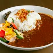 インドのカシミール風のスパイシーでピリ辛なしゃばしゃばカレー。野菜添え