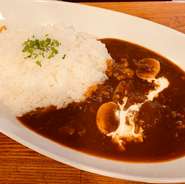 牛肉と野菜をじっくり煮込んだデミグラスソースでつくったことの葉特製ハヤシライスです。