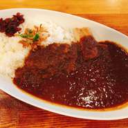 インドのカシミール風シャバシャバでピリ辛ルーのスパイシーなカレーライスです。