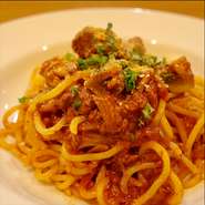 もちもち生麺使用（180g）
お肉ゴロゴロのミートソースです。
（大盛り＋300円）