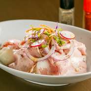 地元で育てられた野菜や旬のフルーツ、さらには若狭湾で水揚げされた鮮魚も使用。大勢の人を経て届いた素材を大切にし、そのおいしさを引き出せるように調理法にもこだわります。