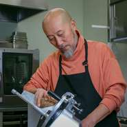 「立ち寄ってくれた全ての人たちに喜んでもらいたい」とか。幾つものお店を経営してきた料理人ですが、その姿勢は常に謙虚。笑顔で優しく、訪れた人たちに話しかけています。