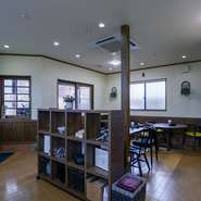 床は歩きやすくフラットにつくられ、ワンフロアで広々としています。どの席に座っても店主の温かさを感じながら、ゆったりとした時間を過ごすことができます。