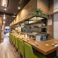 【大衆並木酒場　ミツバチ】の店名通り、ところどころにハチやハチの巣をモチーフにしたデザインがあしらわれています。ウッド調で統一してあり、ところどころに緑が配置されていてリラックスできる空間です。