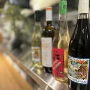 姉妹店の【大衆地下酒場　ナナツバ】にはない要素の一つがナチュラルワイン。周囲でまだあまり広まっていないナチュラルワインのおいしさを伝えるために取り入れたそう。ワインに合うメニューも多数そろっています。