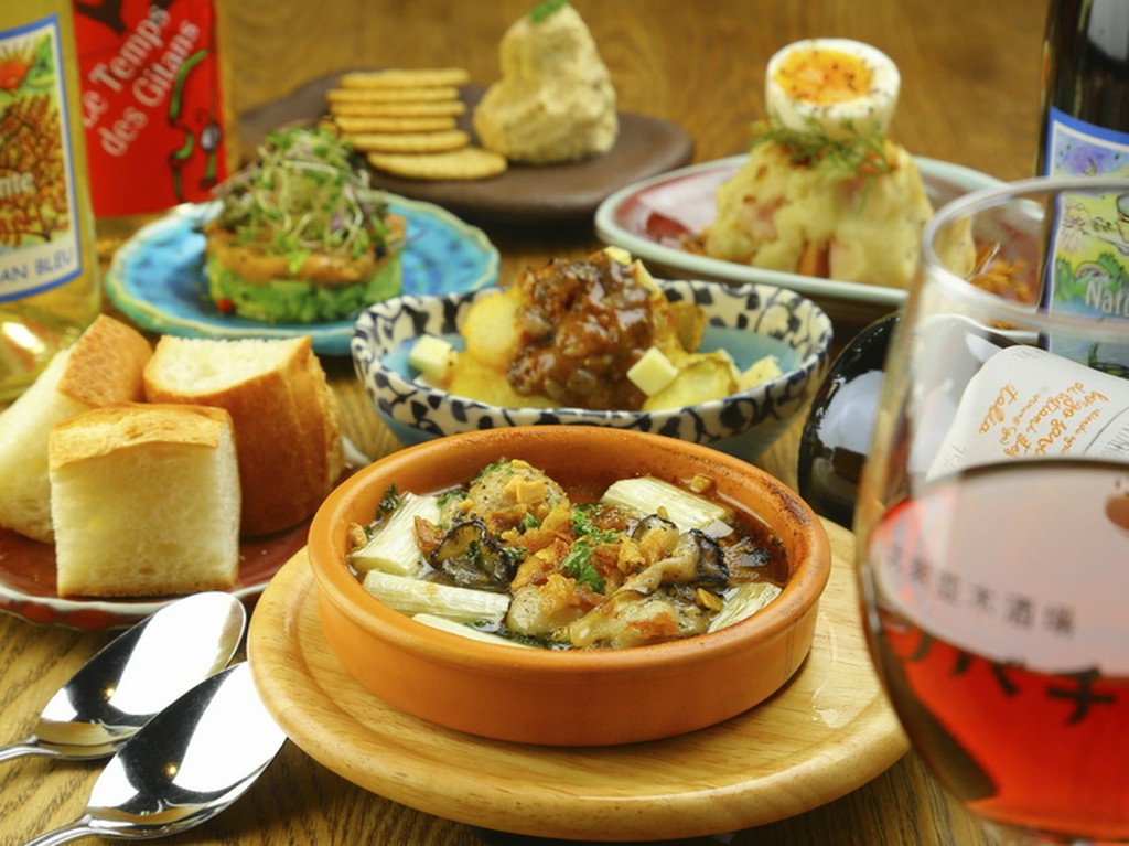 和食も洋食もそろうオシャレなお店でいつもの友達と乾杯を