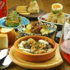 和食も洋食もそろうオシャレなお店でいつもの友達と乾杯を