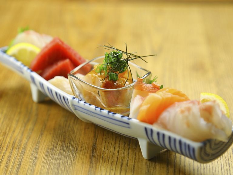 魚市場から仕入れる魚介類や兵庫県産牡蠣のメニューが自慢