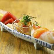 刺身に使用する魚介類は魚市場から毎朝仕入れています。鮪など定番のほか、季節の味を提供することも。一押しは牡蠣。兵庫県から直送で、生牡蠣やアヒージョなどすべての牡蠣メニューに使われている名物です。