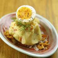 トリュフが香る、贅沢なサラダです。ポテトサラダ自体はベーコンなどが具材のシンプルな味わい。上にのったゆで玉子を崩したり、下に玉ねぎのチップなどを混ぜながらいただくと、奥深くこくのある風味になります。