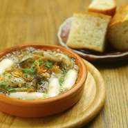 名産地として知られる兵庫県から直送の牡蠣を使用。濃厚な味の牡蠣をアヒージョに仕上げています。オイルで一緒に白ネギを煮込むことで甘みが増し、牡蠣の風味も引き立てます。ナチュラルワインとも相性抜群です。