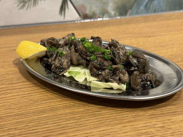 炭火で一気に焼き上げる、ジューシーな『鶏ハラミ（炭火焼）』