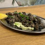 鶏肉の中では珍しい部位のハラミを炭火で一気に焼き上げます。こりこりとした食感が楽しく、食べがいと満足感のある一品となっています。独自に調合した塩で味つけされていて、酒のつまみにもぴったりな味わいです。