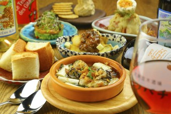 ナチュラルワインとオリジナル料理を心行くまで堪能できる