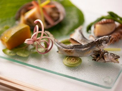 旬の食材を使った華やかなメニュー。季節の味覚を堪能できる贅沢な和懐石『芳　懐石』