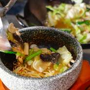 このお店のコースは、〆が特徴的。『石焼麻婆豆腐丼』か『石焼きあんかけ焼きそば』が選べて、自慢の石焼き料理を堪能できます。飲み放題を付けることができるのも魅力。プライベートな飲み会にぴったりです。