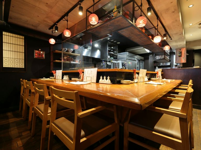 ポップな空間に気分が上がる、中華居酒屋