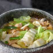 石焼きでこんがり焼けた麺に熱々のあんかけをかけた、お店の名物ともいえる一品。さまざまな食感が楽しめて、体の新から温まります。