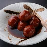 大きめの肉だんごに黒酢あんかけをたっぷりかけた、食べ応えのある一皿です。