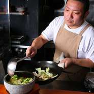 料理は見た目の美しさにもこだわっているのだそう。また、居心地よく過ごしてもらえるよう、アットホームで和気あいあいとした雰囲気づくりをされています。