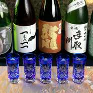 厳選した日本酒を5種類飲み比べるコースを
ご提供しております。
江戸切子のグラスでお楽しみいただけます。