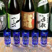 厳選した日本酒を5種類飲み比べるコースを
ご提供しております。
江戸切子のグラスでお楽しみいただけます。