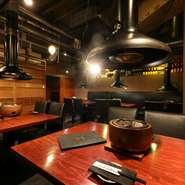 飲食店が多く入るビルの地下1階。扉を開けると、ゆったりとした和モダンな空間が広がります。七輪の炭火の香りが漂う店内で、日常を離れたくつろぎの時間を堪能できます。
