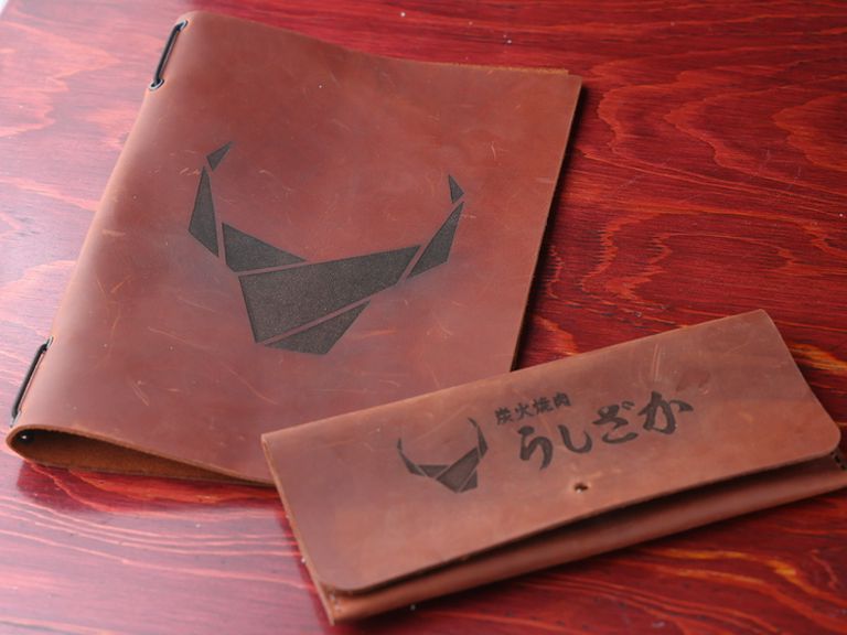 店主こだわりの本牛皮。経年変化を楽しめるオリジナルグッズも有